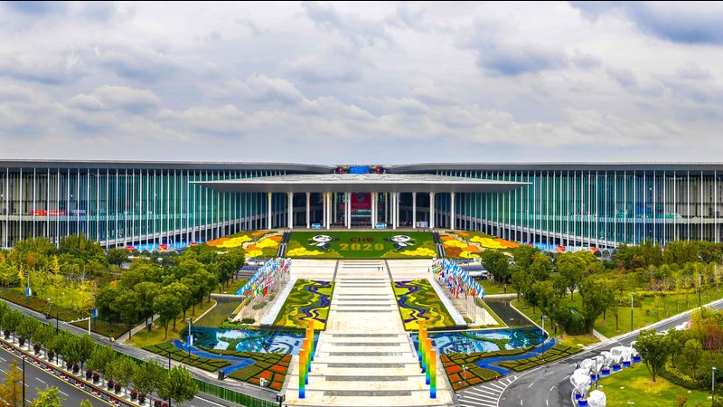 舞台搭建：钢化玻璃舞台板的价格考量